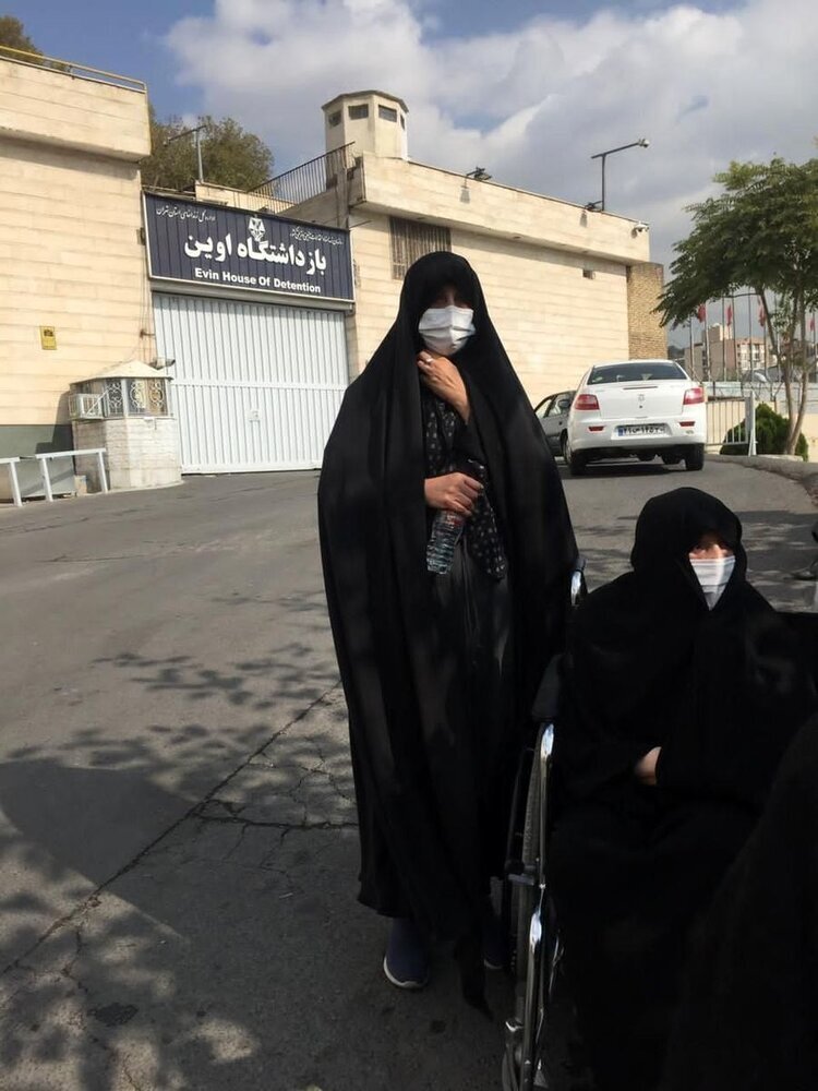عکس | همسر و دختر هاشمی رفسنجانی مقابل زندان اولین | خانواده فائزه هاشمی با او ملاقات کردند؟