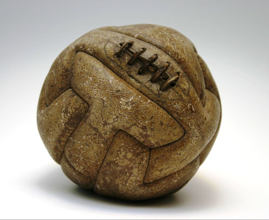 تصاویری از تاریخی‌ترین توپ‌های فوتبال | اولین توپ جام جهانی و قدیمی‌ترین توپ مسابقه فوتبال را ببینید
