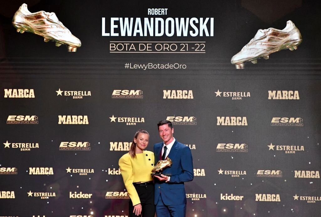 تصاویر | چشمک ستاره فوتبال در کنار همسرش با کفش طلا 