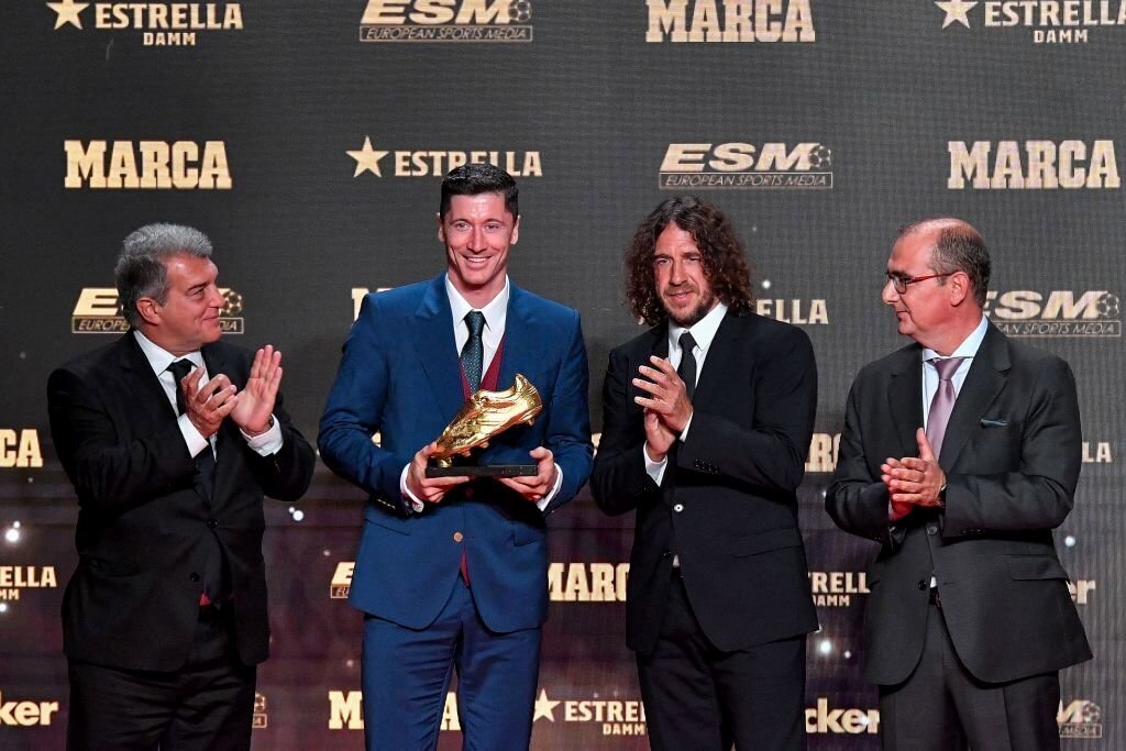 تصاویر | چشمک ستاره فوتبال در کنار همسرش با کفش طلا