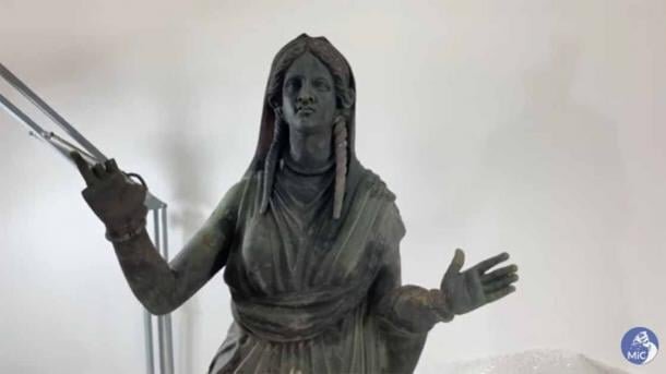 تصاویر دیدنی از کشف مجسمه خدایان برنزی ۲هزارساله | این مجسمهها در گرمابهای در ایتالیا کشف شدند