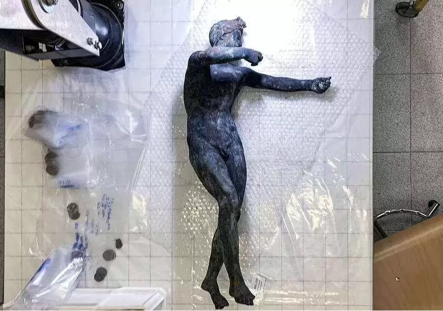 تصاویر دیدنی از کشف مجسمه خدایان برنزی ۲هزارساله | این مجسمه‌ها در گرمابه‌ای در ایتالیا کشف شدند