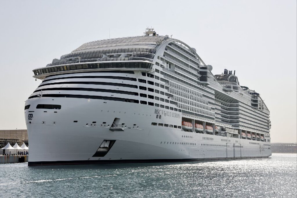 لحظه پهلو گرفتن نخستین کشتی کروز در بندر دوحه | داخل کشتی لاکچری ویژه جام جهانی ۲۰۲۲ قطر را ببینید