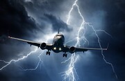 تصاویر دلهره‌آور داخل هواپیما به هنگام عبور از میان طوفان | صاعقه آسیبی می‌رساند؟