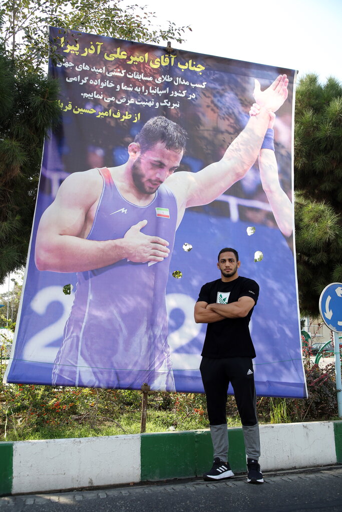 تصاویر | امیرعلی آذرپیرا، قهرمان کشتی آزاد جهان: میدانستم آمریکاییها را شکست میدهیم | میخواهم شرمنده مردم و خانوادهام نباشم