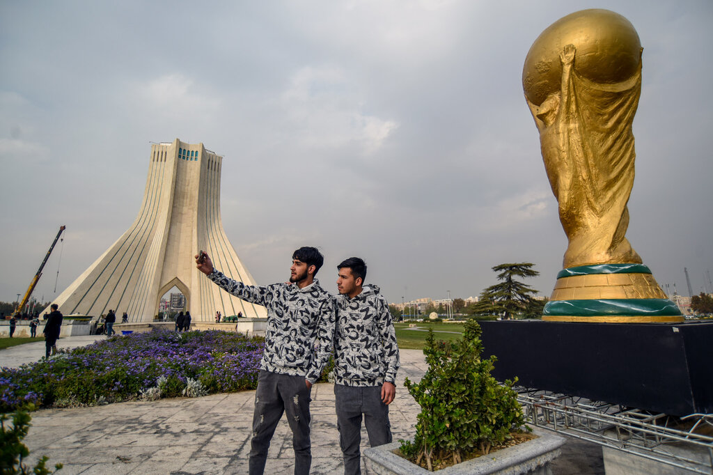نصب كاپ نماد جام جهاني در ميدان آزادي تهران