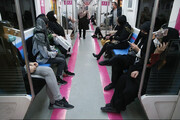 تصویری که یک زن محجبه در مترو نشان داد ؛ حضور چند دختر بی حجاب در واگن | توصیه درباره حجاب و توزیع گل ؛ واکنش مسافران را ببینید