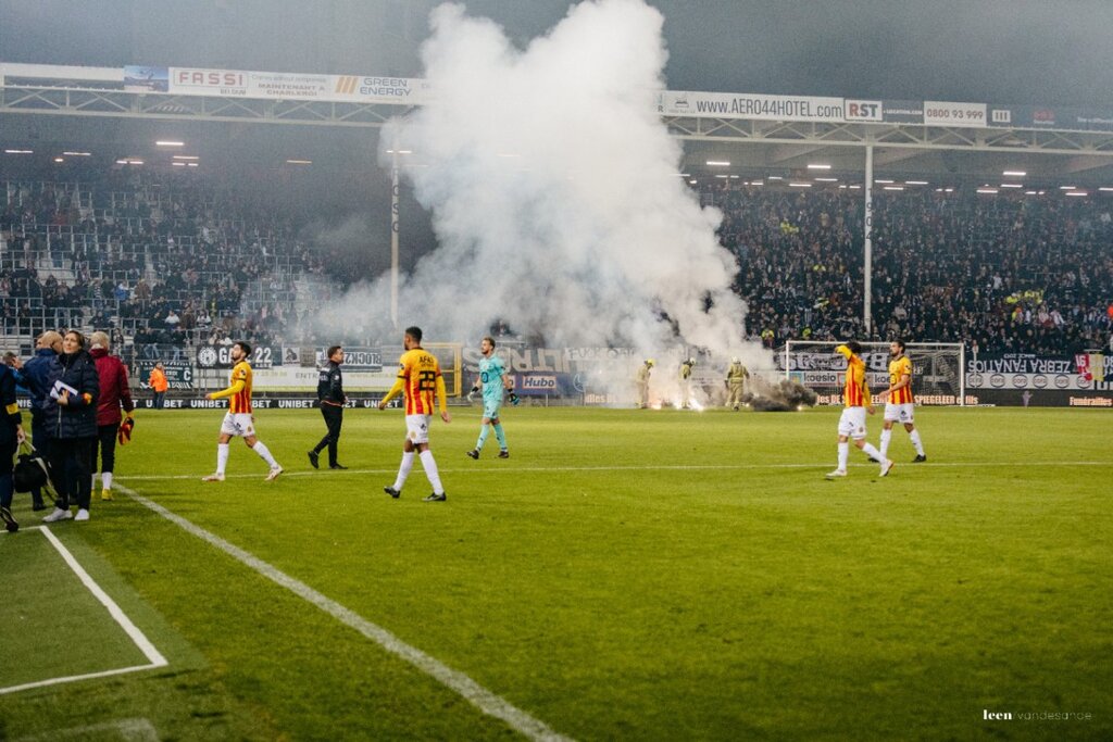 تصاویر | ترک زمین لژیونر ایرانی و همتیمیها در شب جنجالی | داور بازی را نیمهکاره گذاشت!