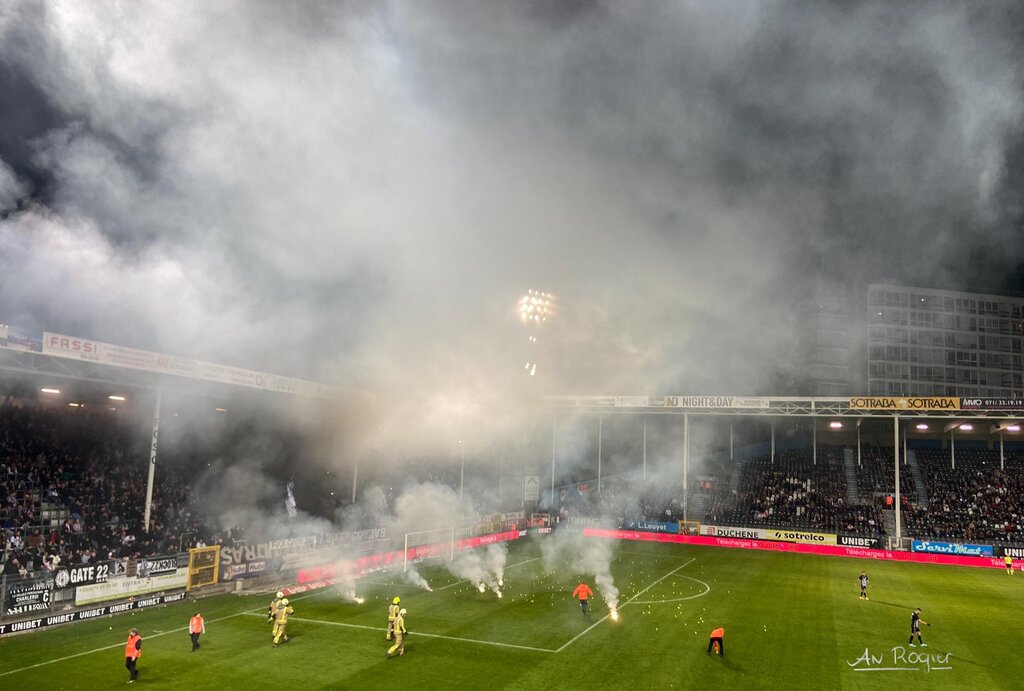 تصاویر | ترک زمین لژیونر ایرانی و همتیمیها در شب جنجالی | داور بازی را نیمهکاره گذاشت!