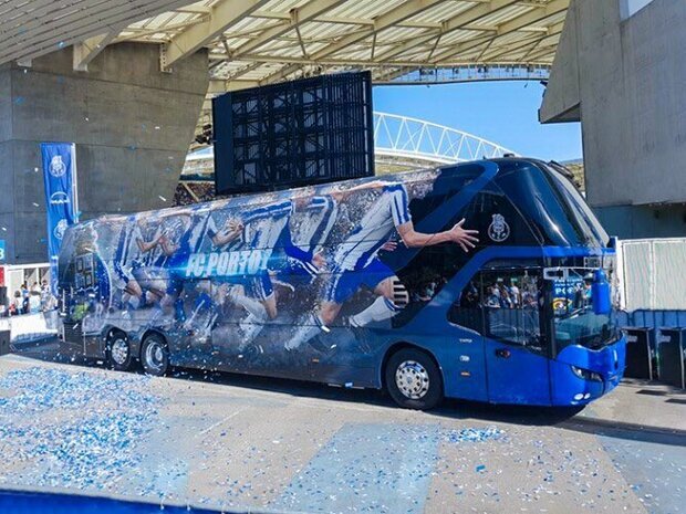 عکس | سنگباران طارمی و همتیمیها! | شب تلخ پورتوییها با حمله به اتوبوس