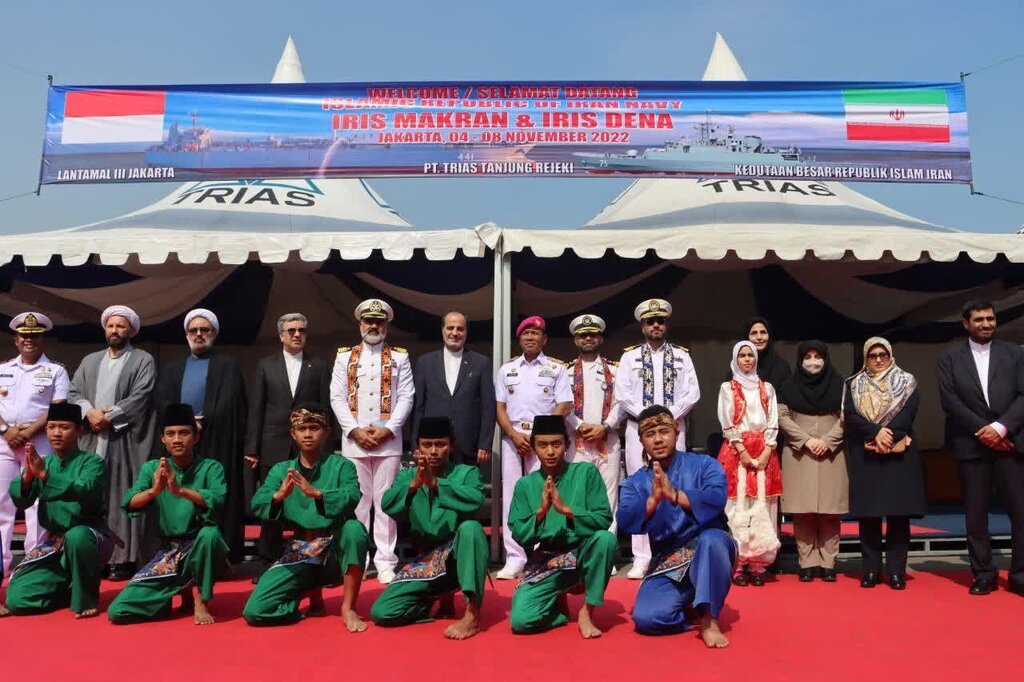 تصاویر | پهلوگرفتن ناوگروه صلح و دوستی نیروی دریایی ارتش در جاکارتا | استقبال متفاوت نیروی دریایی اندونزی از ناوگروه ایرانی