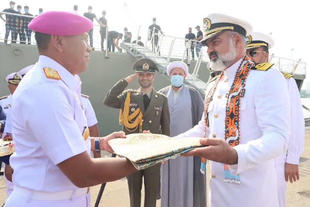 تصاویر | پهلوگرفتن ناوگروه صلح و دوستی نیروی دریایی ارتش در جاکارتا | استقبال متفاوت نیروی دریایی اندونزی از ناوگروه ایرانی