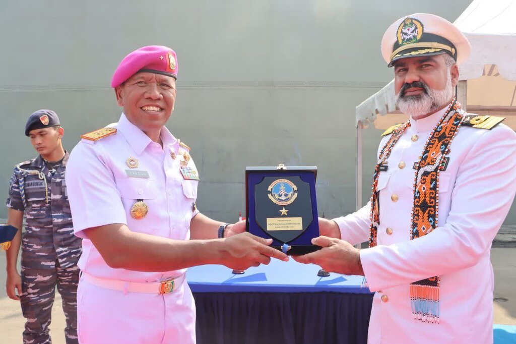 تصاویر | پهلوگرفتن ناوگروه صلح و دوستی نیروی دریایی ارتش در جاکارتا | استقبال متفاوت نیروی دریایی اندونزی از ناوگروه ایرانی