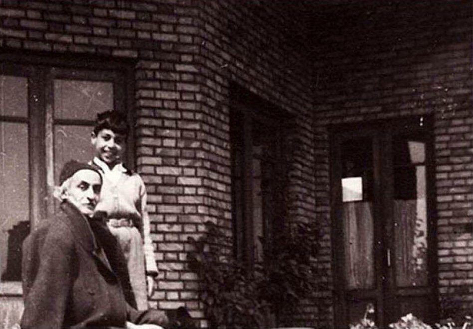 نیما یوشیج و فرزندش در خانه محله شمیرانات