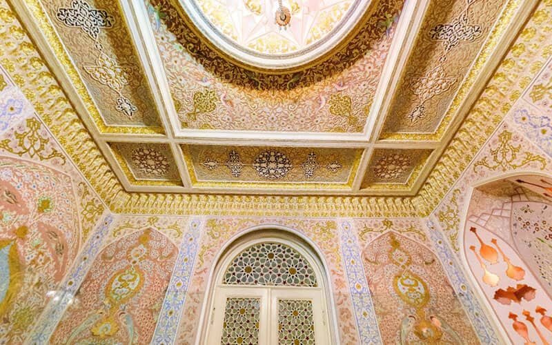 تصاویر | زیباترین اتاق جهان در خانه‌ای در خیابان ولی‌عصر(عج) | گچبری اینجا ۱۲ سال زمان برد//