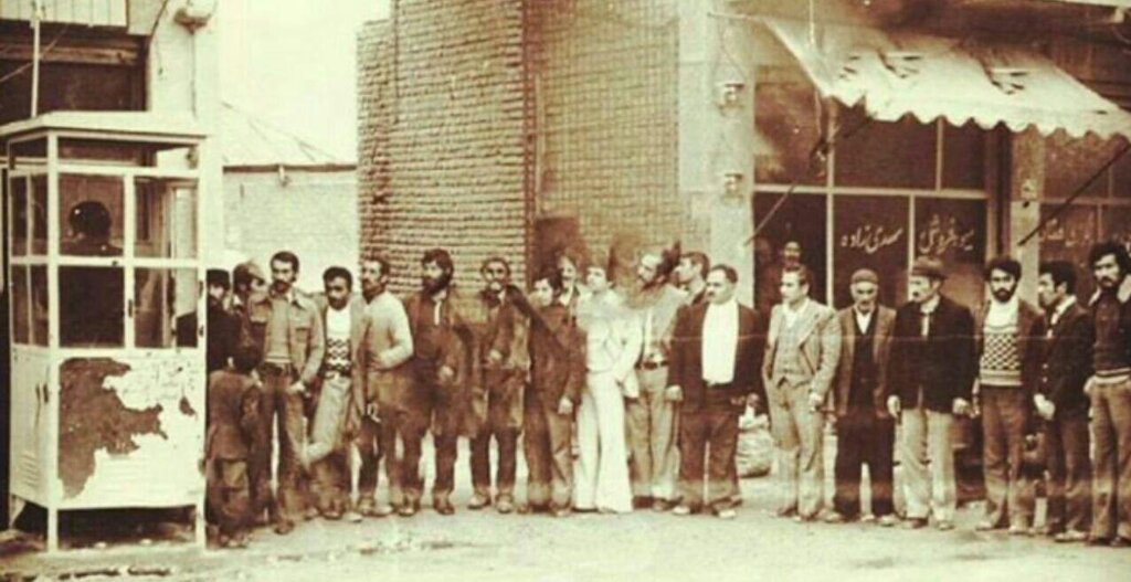 صف تلفن همگانی در دهه 50