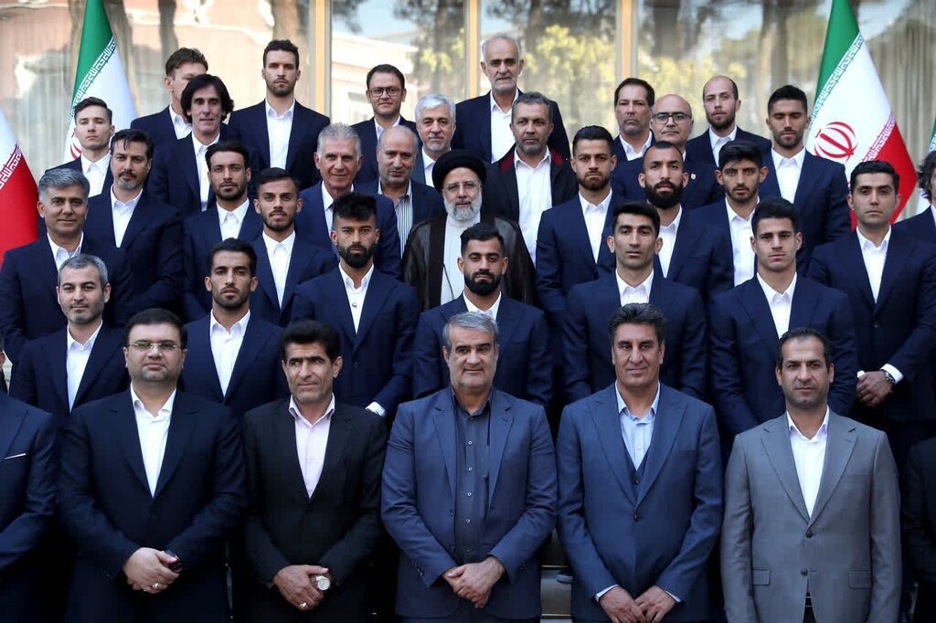 عکس یادگاری اعضای تیم ملی فوتبال با رئیس‌جمهور