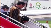 تصاویر لیز خوردن پای بانوی اول اندونزی از پله‌های هواپیما