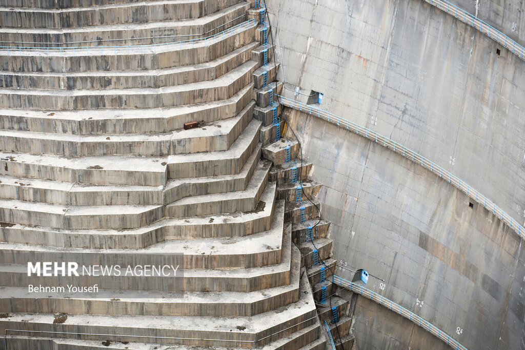 تصاویر ا خشک شدن دریاچه تاریخی طاق بستان ؛کم آبی و حال ناخوش سدها و دریاچه ها