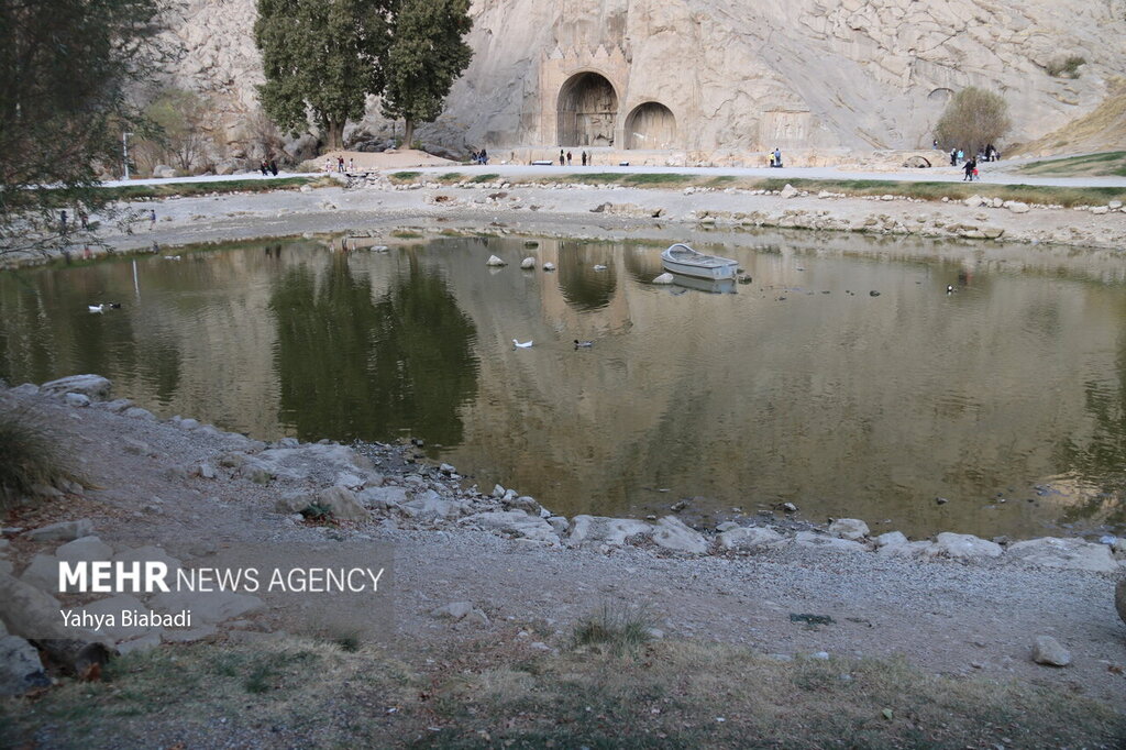 تصاویر ا خشک شدن دریاچه تاریخی طاق بستان ؛کم آبی و حال ناخوش سدها و دریاچه ها