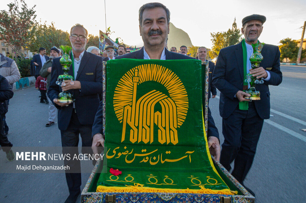 تصاویر دیدنی و کم سابقه از بازسازیی یک روایت تاریخی ؛ پخش گل و شربت و شیرینی بر سر کاروان نمادین امام رضا(ع) ؛ خادمان آستان قدس هم آمدند...