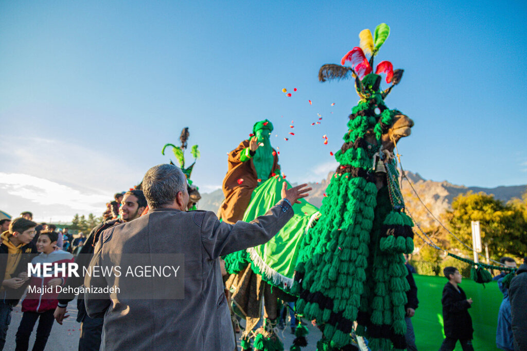 تصاویر دیدنی و کم سابقه از بازسازیی یک روایت تاریخی ؛ پخش گل و شربت و شیرینی بر سر کاروان نمادین امام رضا(ع) ؛ خادمان آستان قدس هم آمدند...