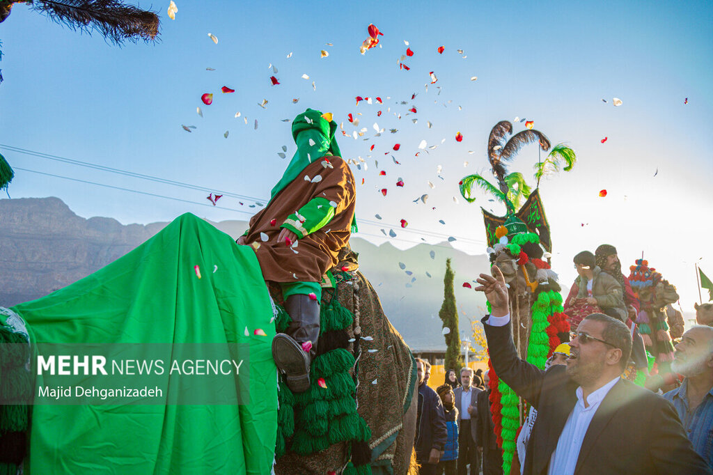 تصاویر دیدنی و کم سابقه از بازسازیی یک روایت تاریخی ؛ پخش گل و شربت و شیرینی بر سر کاروان نمادین امام رضا(ع) ؛ خادمان آستان قدس هم آمدند...