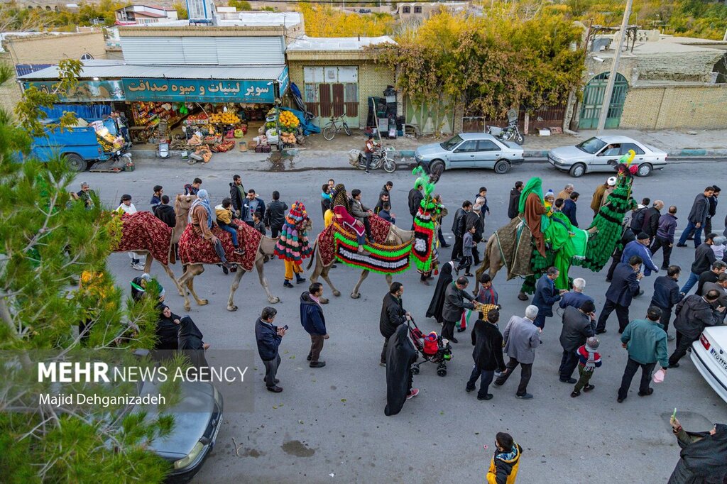 تصاویر دیدنی و کم سابقه از بازسازیی یک روایت تاریخی ؛ پخش گل و شربت و شیرینی بر سر کاروان نمادین امام رضا(ع) ؛ خادمان آستان قدس هم آمدند...