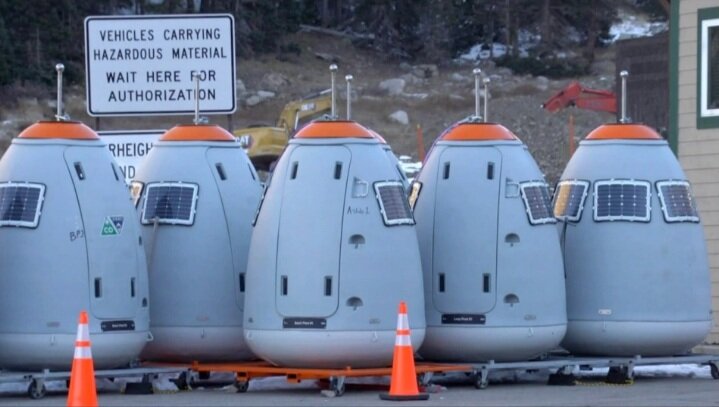 این بشقاب پرندهها پای کوه چه میکنند؟ | تصاویری عجیب از یک طرح خاص