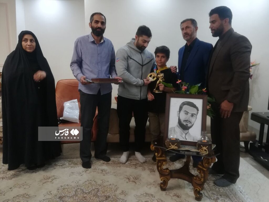 تصاویر ا رضا حجار مدال جهانیاش به خانواده آرامان هدیه داد