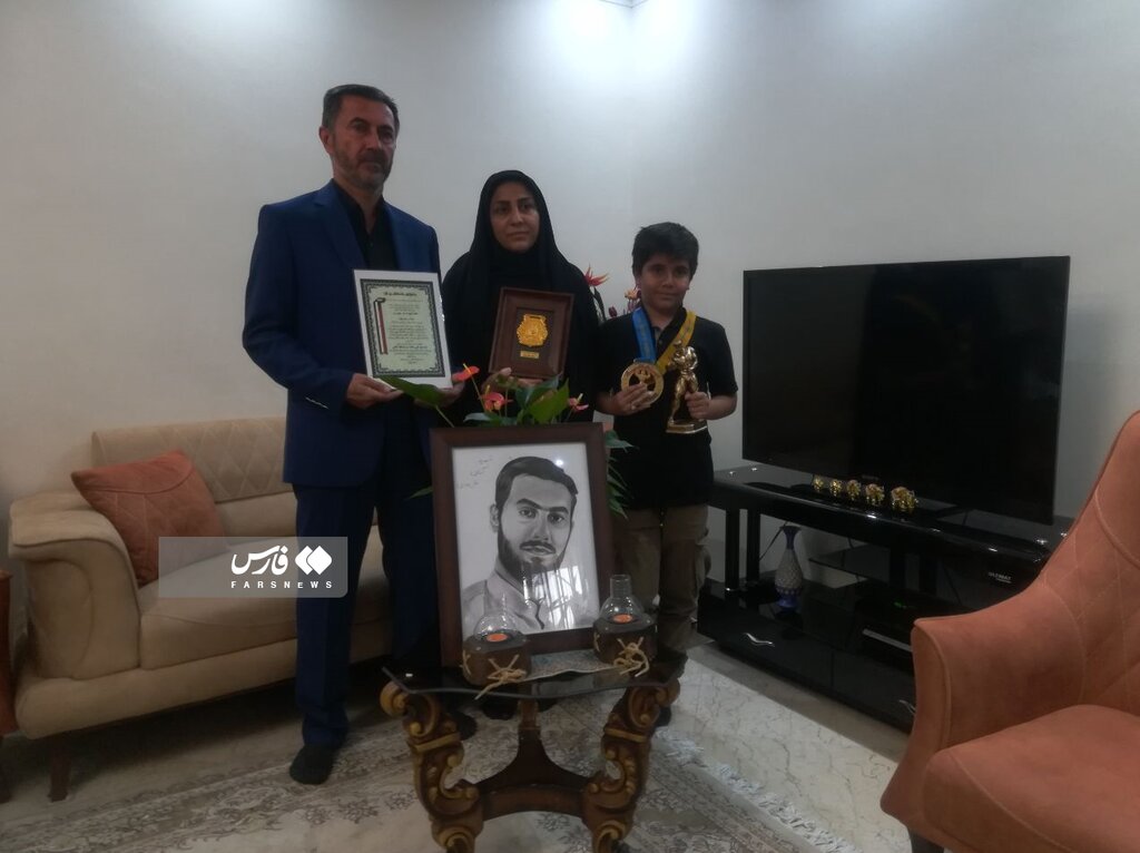 تصاویر ا رضا حجار مدال جهانیاش به خانواده آرامان هدیه داد