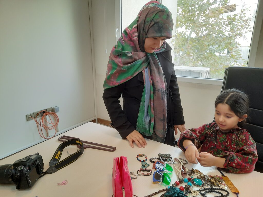 فروش لباسهای دست دوم برای ادامه تحصیل | با یک دست لباس در کار خیر سهیم شو!