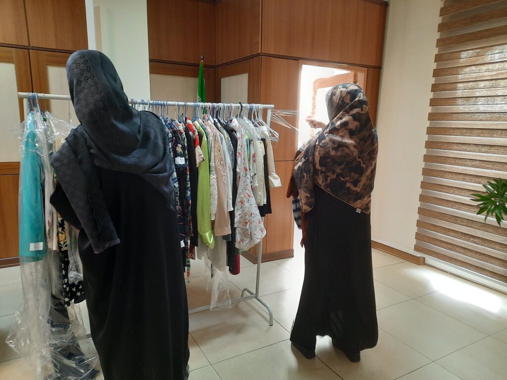 فروش لباسهای دست دوم برای ادامه تحصیل | با یک دست لباس در کار خیر سهیم شو!