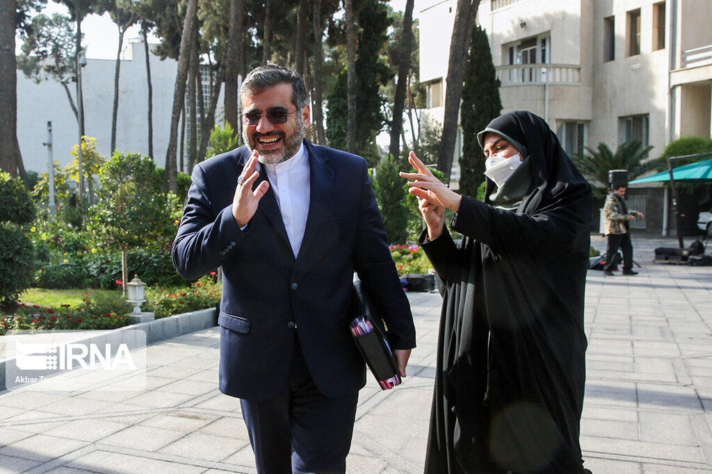 فرار وزیر خندان هیات دولت از مصاحبه با رسانه ها