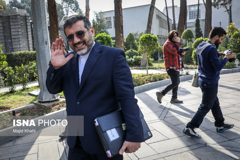 فرار وزیر خندان هیات دولت از مصاحبه با رسانه ها