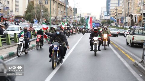 تصاویر رزمایش بسیجیان در خیابان با علامت پیروزی