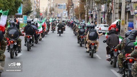 تصاویر رزمایش بسیجیان در خیابان با علامت پیروزی