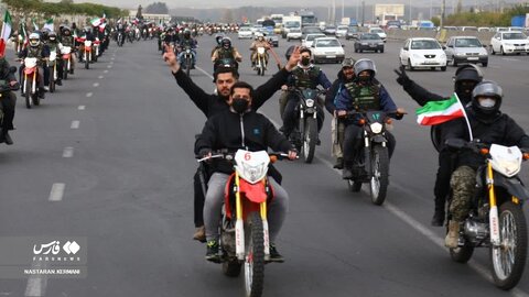 تصاویر رزمایش بسیجیان در خیابان با علامت پیروزی