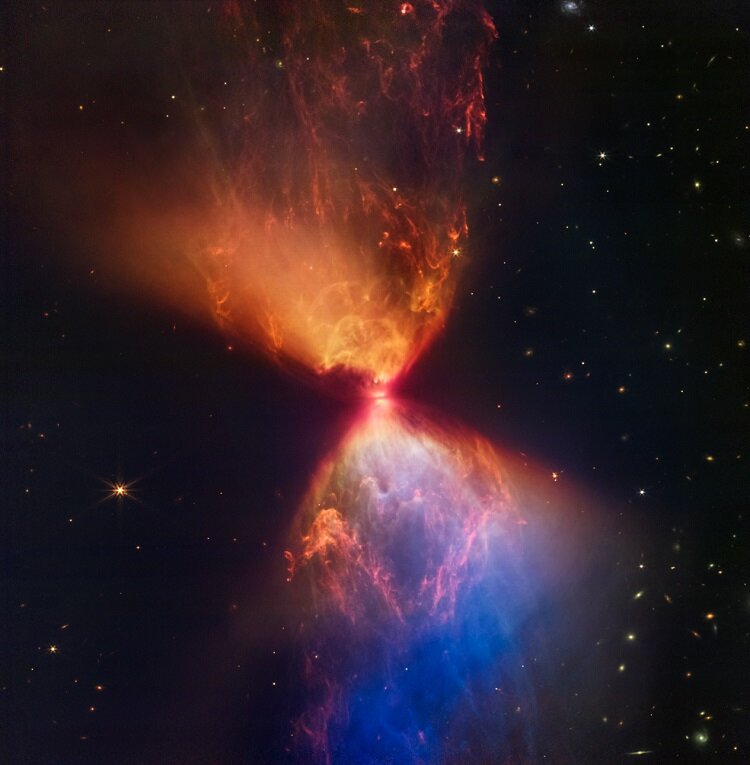 نگاهی به جدیدترین عکس تلسکوپ فضایی جیمز وب | پیش‌ستاره‌ای در یک ساعت شنی