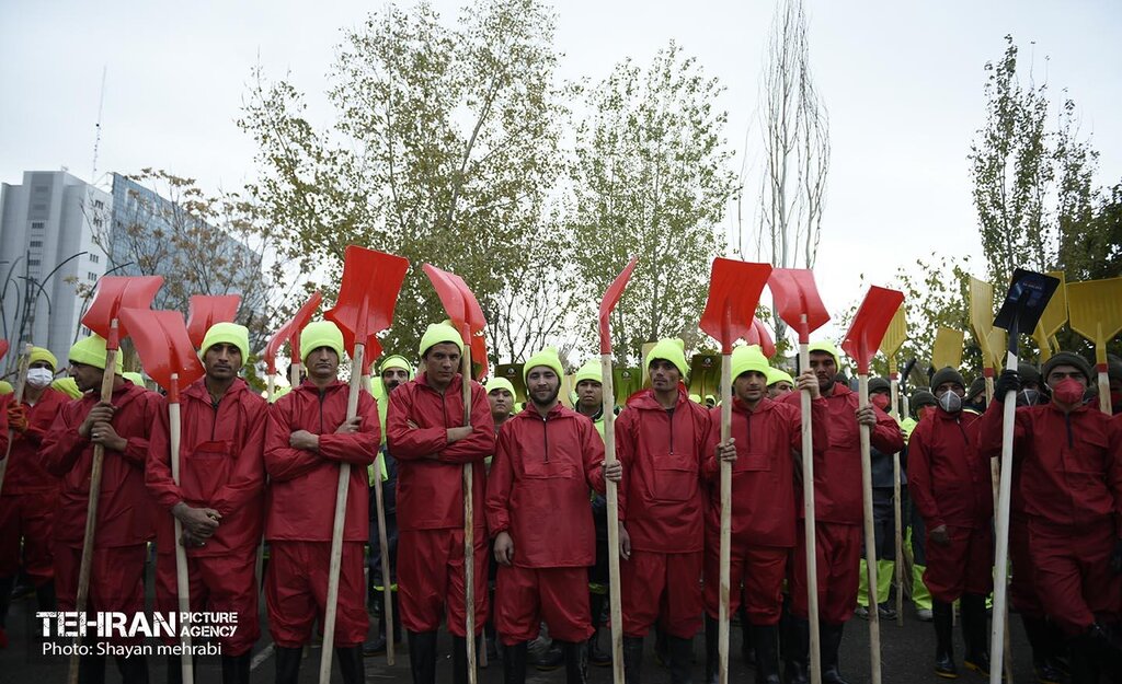 مانور مردانی با لباس‌های سرخ و سبز در تهران