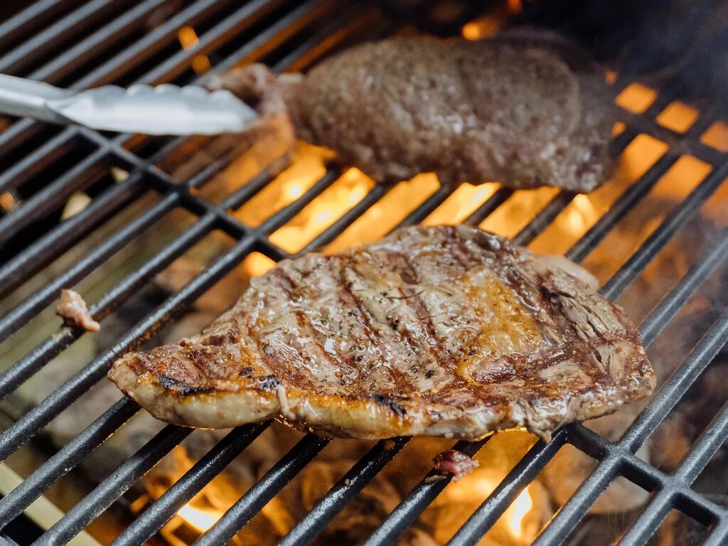 ۵ اشتباه رایج هنگام پخت استیک گوشت را بدانید | بهترین روش پخت استیک گوشت از نظر سرآشپزها | هرگز استیک را بلافاصله پس از اتمام پخت، نبرید