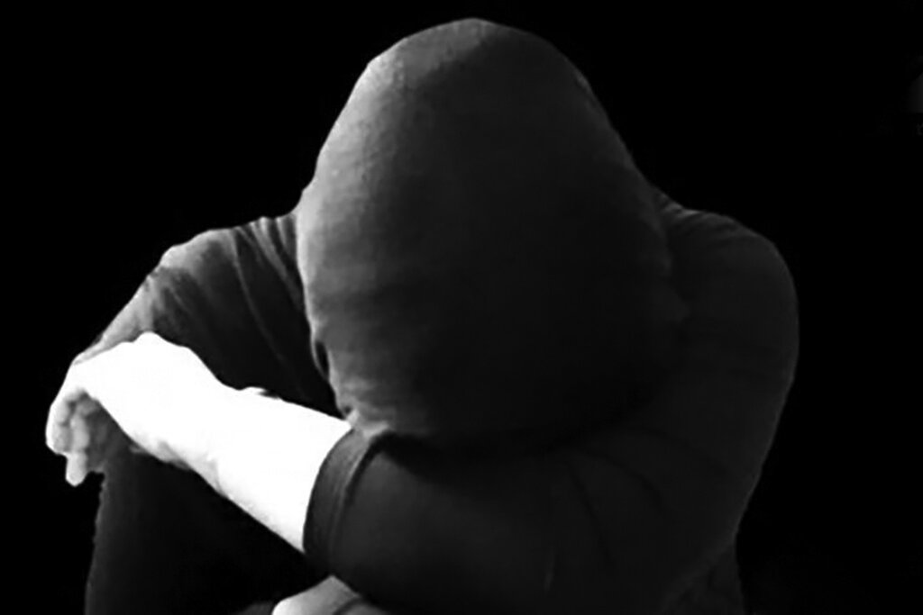 بیآبرو شدن زنی که یک عمر با آبرو زندگی کرده بود | دخترانم دانشجوی پزشکی و مهندسی هستند سرنوشت زن - افسردگی - زن