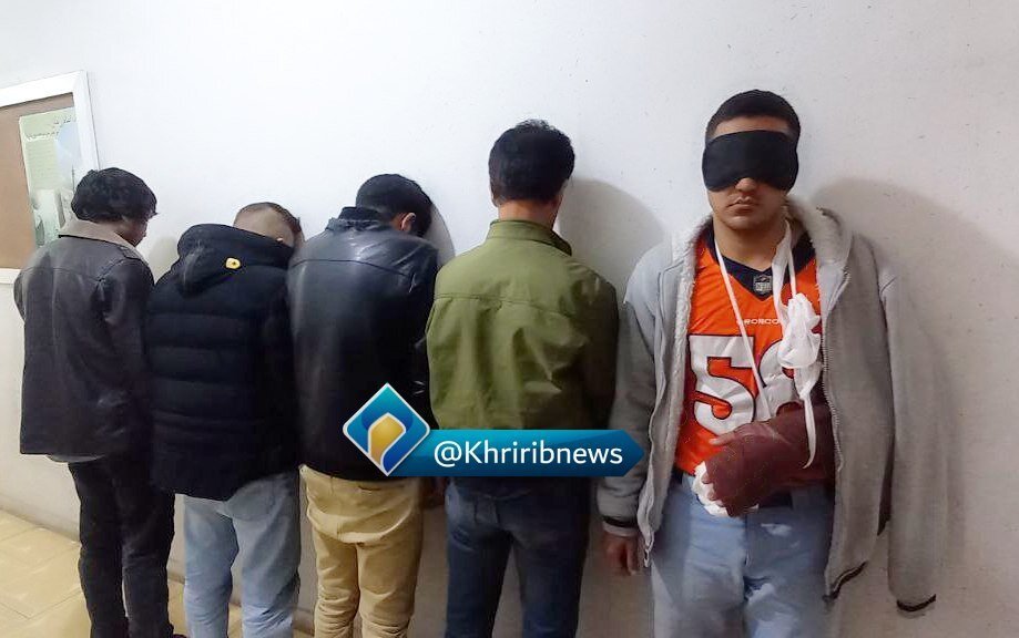 نخستین تصویر از عاملان به شهادت رساندن ۲ بسیجی در مشهد پس از دستگیری توسط پلیس