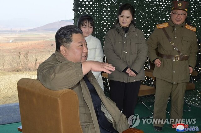 اولین تصاویر از دختر کیم جونگ اون رهبر کره شمالی به همراه دخترش یک موشک بالستیک آزمایش کرد.
