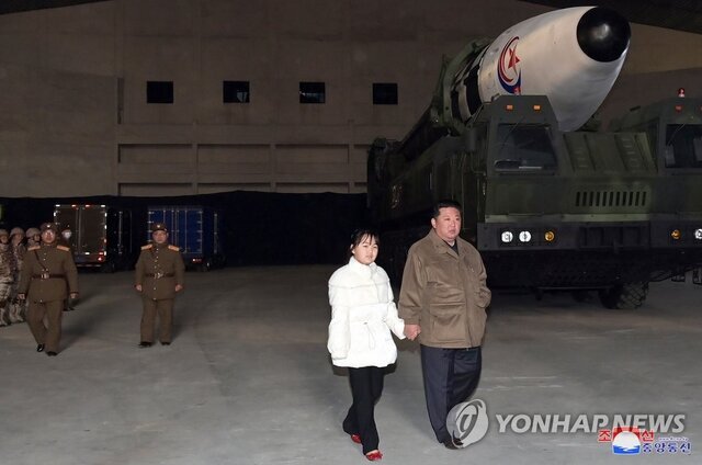 نخستین تصاویر از دختر کیم جونگ اون | رهبر کره شمالی در کنار دخترش موشک بالستیک آزمایش کرد