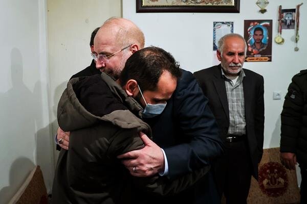 تصاویر | حضور قالیباف در منزل شهید مدافع امنیت سید روح الله عجمیان