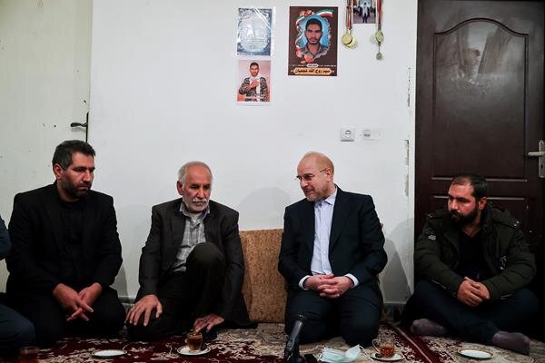 تصاویر | حضور قالیباف در منزل شهید مدافع امنیت سید روح الله عجمیان