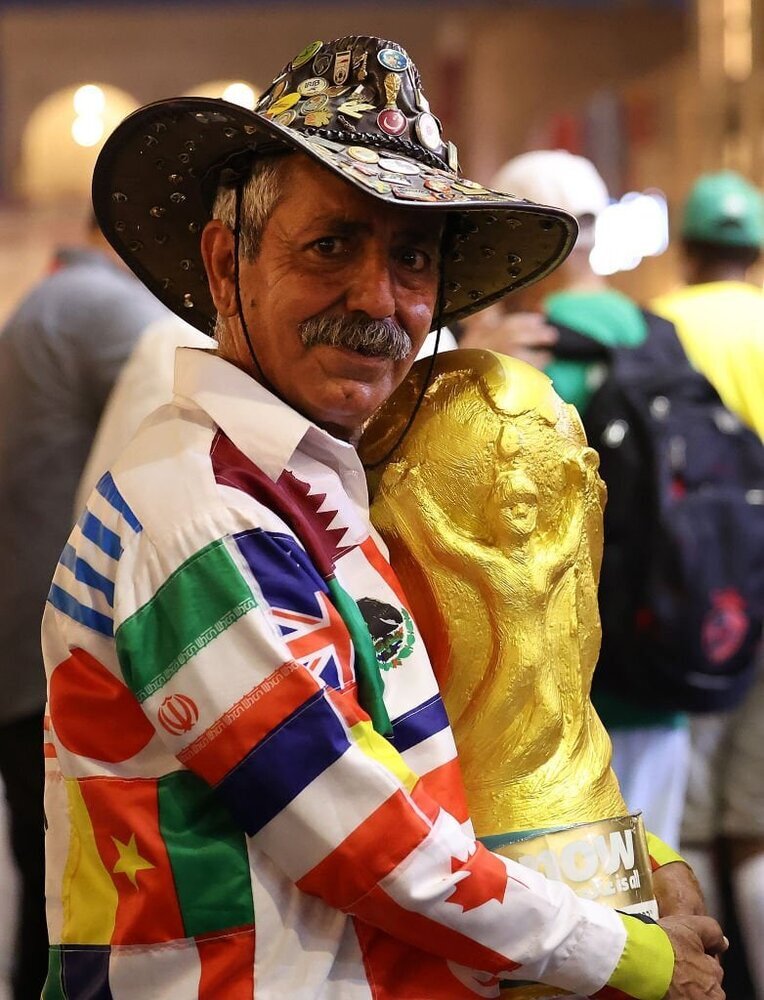 عکس | پوشش عجیب هوادار ایرانی در قطر خبرساز شد | جام جهانی در آغوش گرفته شد