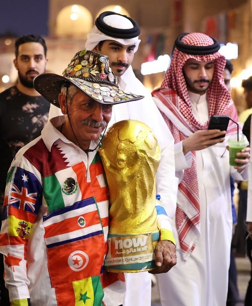 عکس | پوشش عجیب هوادار ایرانی در قطر خبرساز شد | جام جهانی در آغوش گرفته شد