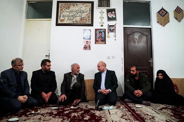 رئیس مجلس در خانه شهید مدافع امنیت ؛ همدردی قالیباف با خانواده شهید عجمیان